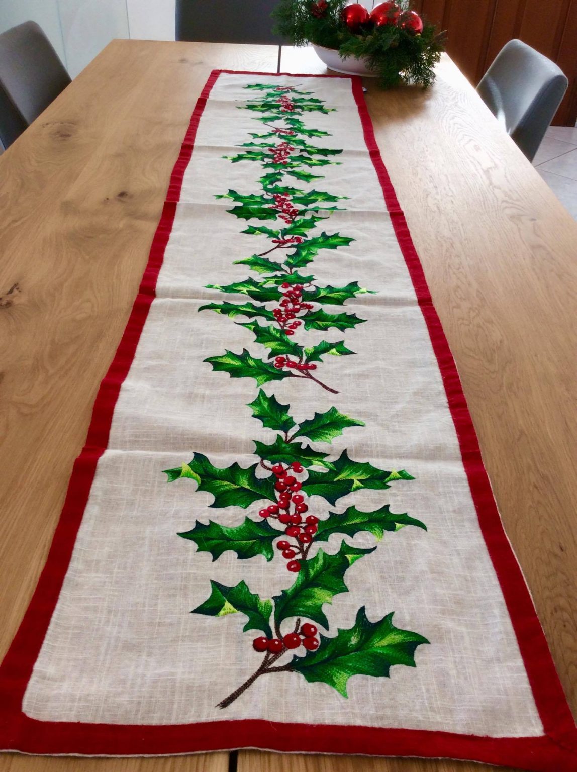 Christmas table runner embroidered with poinsettia design – Beauty